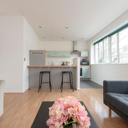 Modern Luxury Apartment By Bow Road Station Londra Dış mekan fotoğraf