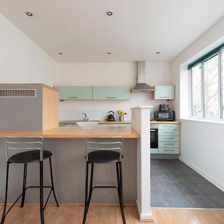 Modern Luxury Apartment By Bow Road Station Londra Dış mekan fotoğraf