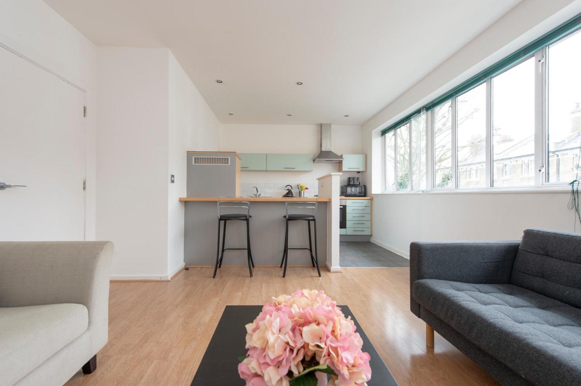 Modern Luxury Apartment By Bow Road Station Londra Dış mekan fotoğraf
