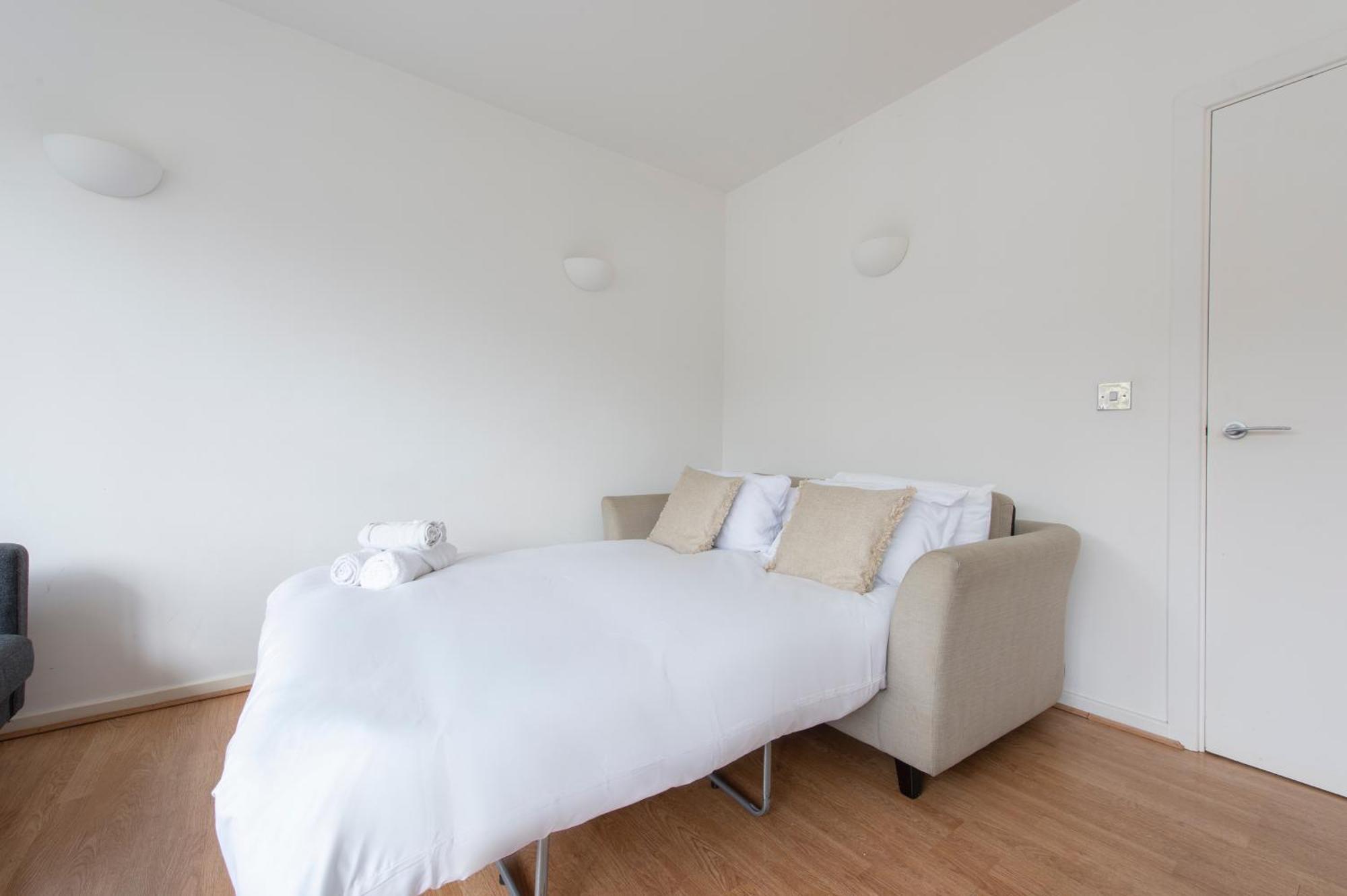 Modern Luxury Apartment By Bow Road Station Londra Dış mekan fotoğraf